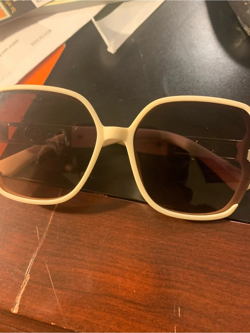 Women Guess Oversized Square Sunglasses in Pale Yellow - 100% authentic